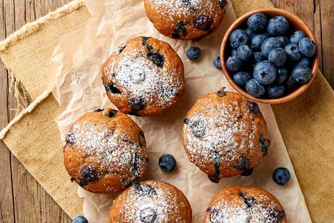 Heidelbeermuffin, Topansicht, Kopierplatz. Cupcakes mit Beeren auf altem rustikalen Holztisch, Frühstück mit Kuchen
