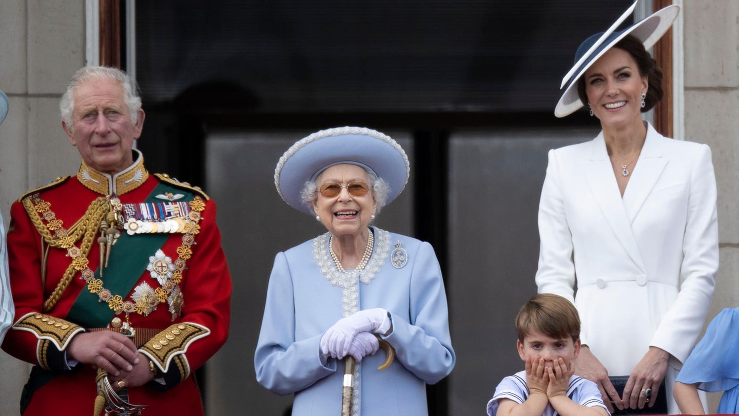 Während Prinz Charles, die Queen und Herzogin Kate begeistert die Parade verfolgen, hat Prinz Louis die Hände vors Gesicht geschlagen. Der Vierjährige zeigte das ganze Spektrum an kindlichen Emotionen.