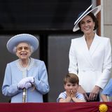 Während Prinz Charles, die Queen und Herzogin Kate begeistert die Parade verfolgen, hat Prinz Louis die Hände vors Gesicht geschlagen. Der Vierjährige zeigte das ganze Spektrum an kindlichen Emotionen.
