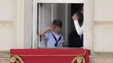 Prinz Louis übte an einem Fenster des Buckingham Palastes schon einmal das Salutieren