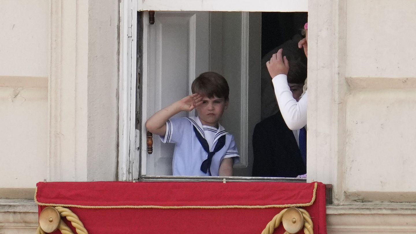 Prinz Louis übte an einem Fenster des Buckingham Palastes schon einmal das Salutieren