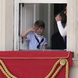Prinz Louis übte an einem Fenster des Buckingham Palastes schon einmal das Salutieren