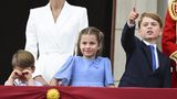 Die Militärparade dauerte fast drei Stunden. Kein Wunder, dass sich der kleine Louis zwischendurch müde die Augen rieb oder auch mal herzhaft gähnen musste.