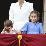 Die Militärparade dauerte fast drei Stunden. Kein Wunder, dass sich der kleine Louis zwischendurch müde die Augen rieb oder auch mal herzhaft gähnen musste.