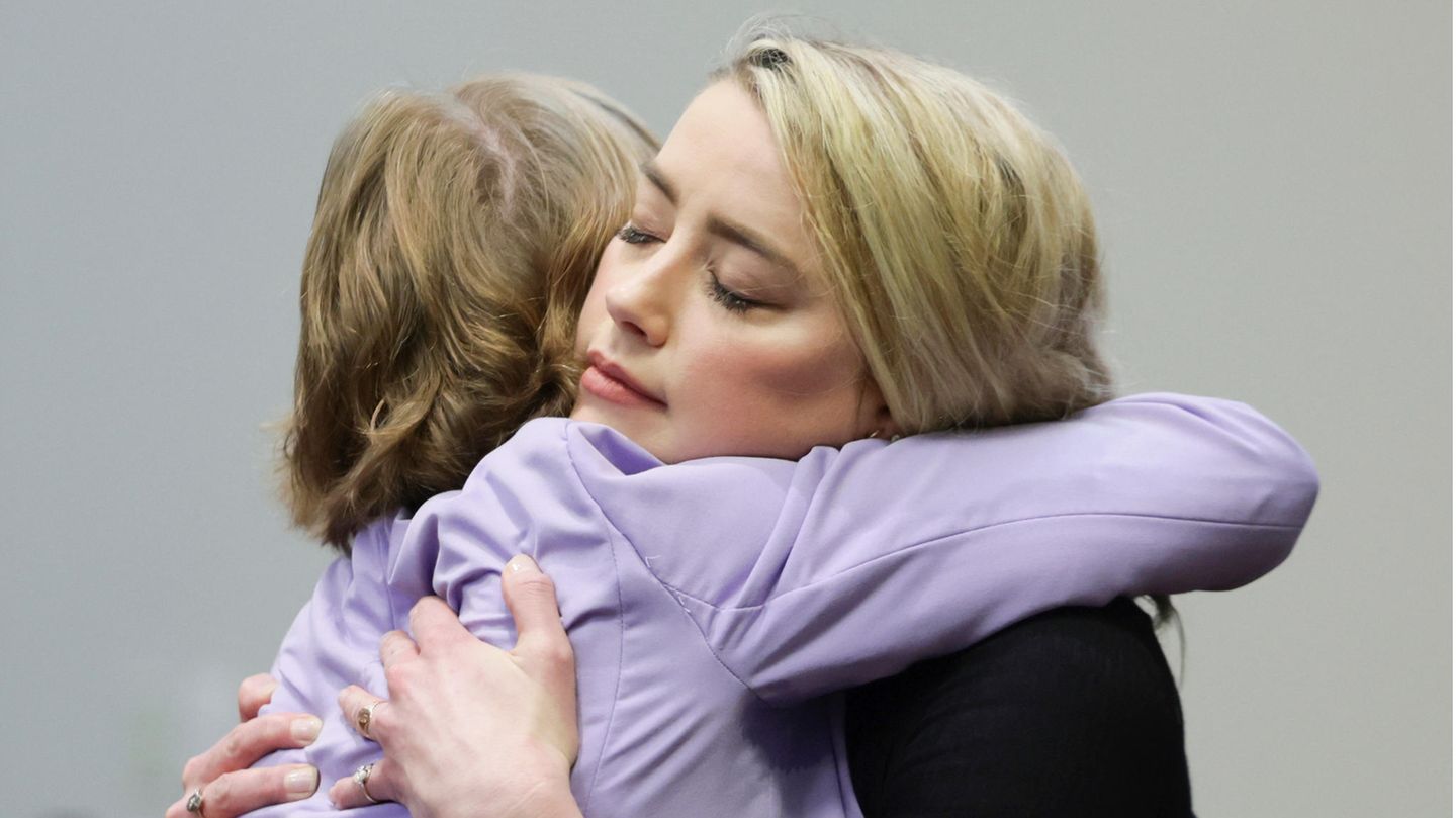 Anwältin Elaine Bredehoft mit Amber Heard