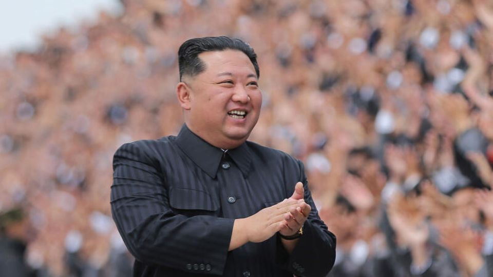 Nordkoreas Machthaber Kim Jong Un bei einer Militärparade