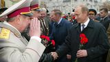 Die PR, die ihn zum starken Mann stilisiert, passt zu Putins persönlicher Ambition: Er will Russland wieder zur Weltmacht aufsteigen sehen. Eine Bemerkung von 2004 lässt tief in seine Denke blicken: Der Zusammenbruch der Sowjetunion sei "die größte geopolitische Katastrophe des 20. Jahrhunderts", sagt Putin. Beobachter interpretieren dieses Statement als Absichtserklärung: Putin habe vor, die 15 unabhängigen Staaten, die einst die Sowjetunion bildeten, wieder zu einer Einheit zusammenzuführen – unter der Führung Moskaus versteht sich.   Dass diese Interpretation richtig ist, zeigt sich bald in der Ukraine. Die Stichwahl um das Präsidentenamt am 21. November 2004 wird von Wahlmanipulationsvorwürfen überschattet. Obwohl Prognosen und Umfragen vor den Wahllokalen einen Sieg des Kandidaten des Oppositionsblocks "Unsere Ukraine", Viktor Juschtschenko, prognostizieren, gewinnt Viktor Janukowitsch von der prorussischen "Partei der Regionen" die Wahl. Er ist Putins Kandidat, für ihn hat der Kreml-Chef im Wahlkampf die Werbetrommel gerührt, wie hier bei einem Treffen mit Veteranen des Zweiten Weltkriegs im Oktober 2004.   Dass ihm die Kontrolle über die Ukraine fast entglitten wäre, ist für Putin ein Schock. Er wird seine Herrschaft für immer prägen. 