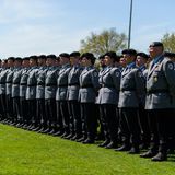 Platz 1: Bundeswehr  Die Bundeswehr wirbt seit einigen Jahren mit Recruiting-Kampagnen verstärkt um Nachwuchs. Offenbar mit Erfolg: 8,6 Prozent der Befragten nannten die Truppe als einen der Arbeitgeber, bei denen sie sich am ehesten bewerben würden. Die Befragung wurde zwischen Oktober 2021 und Februar 2022 durchgeführt. Zur Auswahl standen insgesamt 120 wichtige Arbeitgeber.