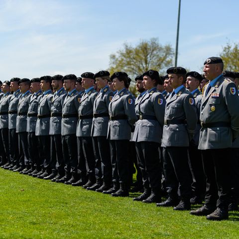 Platz 1: Bundeswehr  Die Bundeswehr wirbt seit einigen Jahren mit Recruiting-Kampagnen verstärkt um Nachwuchs. Offenbar mit Erfolg: 8,6 Prozent der Befragten nannten die Truppe als einen der Arbeitgeber, bei denen sie sich am ehesten bewerben würden. Die Befragung wurde zwischen Oktober 2021 und Februar 2022 durchgeführt. Zur Auswahl standen insgesamt 120 wichtige Arbeitgeber.