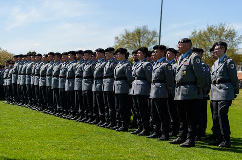 Platz 1: Bundeswehr  Die Bundeswehr wirbt seit einigen Jahren mit Recruiting-Kampagnen verstärkt um Nachwuchs. Offenbar mit Erfolg: 8,6 Prozent der Befragten nannten die Truppe als einen der Arbeitgeber, bei denen sie sich am ehesten bewerben würden. Die Befragung wurde zwischen Oktober 2021 und Februar 2022 durchgeführt. Zur Auswahl standen insgesamt 120 wichtige Arbeitgeber.