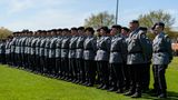 Platz 1: Bundeswehr  Die Bundeswehr wirbt seit einigen Jahren mit Recruiting-Kampagnen verstärkt um Nachwuchs. Offenbar mit Erfolg: 8,6 Prozent der Befragten nannten die Truppe als einen der Arbeitgeber, bei denen sie sich am ehesten bewerben würden. Die Befragung wurde zwischen Oktober 2021 und Februar 2022 durchgeführt. Zur Auswahl standen insgesamt 120 wichtige Arbeitgeber.