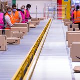 Platz 10: Amazon  Die Bedeutung von Amazon als Arbeitgeber nimmt weiter zu. Derzeit hat der Konzern in Deutschland rund 30.000 Beschäftigte, bis Jahresende sollen 6000 weitere hinzukommen. Die Arbeitsbedingungen in der Logistik werden zwar immer wieder harsch kritisiert, doch im Arbeitgeberranking von Trendence steigt Amazon gegenüber dem Vorjahr von Platz 19 auf 10. Befragt wurden mehr als 20.000 nicht-akademische Fachkräfte.