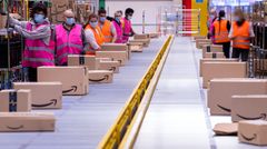Platz 10: Amazon  Die Bedeutung von Amazon als Arbeitgeber nimmt weiter zu. Derzeit hat der Konzern in Deutschland rund 30.000 Beschäftigte, bis Jahresende sollen 6000 weitere hinzukommen. Die Arbeitsbedingungen in der Logistik werden zwar immer wieder harsch kritisiert, doch im Arbeitgeberranking von Trendence steigt Amazon gegenüber dem Vorjahr von Platz 19 auf 10. Befragt wurden mehr als 20.000 nicht-akademische Fachkräfte.