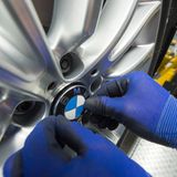 Platz 3: BMW  In den Top-3 platziert sich Konkurrent BMW, den sich 7,5 Prozent der Befragten als Arbeitgeber vorstellen können. Das Stammwerk ist in München, das größte mit rund 17.000 Beschäftigten in Dingolfing. Weltweit hat BMW rund 120.000 Mitarbeiter.