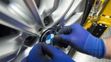 Platz 3: BMW  In den Top-3 platziert sich Konkurrent BMW, den sich 7,5 Prozent der Befragten als Arbeitgeber vorstellen können. Das Stammwerk ist in München, das größte mit rund 17.000 Beschäftigten in Dingolfing. Weltweit hat BMW rund 120.000 Mitarbeiter.