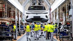 Platz 8: Volkswagen  Der VW-Konzern will auch im Elektroauto-Zeitalter eine Macht bleiben (hier Mitarbeiter bei der Fertigung des ID4 im ostfriesischen Emden). Im Ranking der beliebtesten Arbeitgeber für nicht-akademische Fachkräfte verliert Volkswagen zwei Plätze zum Vorjahr, landet aber immer noch in den Top-Ten.