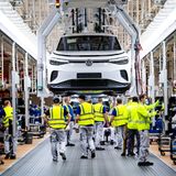 Platz 8: Volkswagen  Der VW-Konzern will auch im Elektroauto-Zeitalter eine Macht bleiben (hier Mitarbeiter bei der Fertigung des ID4 im ostfriesischen Emden). Im Ranking der beliebtesten Arbeitgeber für nicht-akademische Fachkräfte verliert Volkswagen zwei Plätze zum Vorjahr, landet aber immer noch in den Top-Ten.