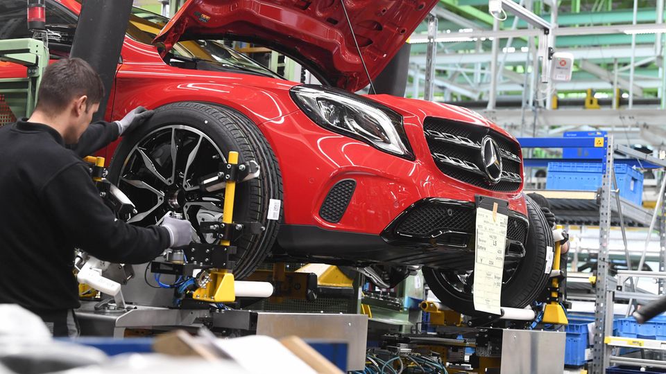 Platz 5: Daimler / Mercedes Benz  Der Stuttgarter Autobauer erfreut sich bei Fachkräften anhaltend hoher Beliebtheit und landet wie im Vorjahr auf Rang 5 des Arbeitgeber-Rankings. 6,2 Prozent der Befragten würden sich hier am ehesten bewerben.
