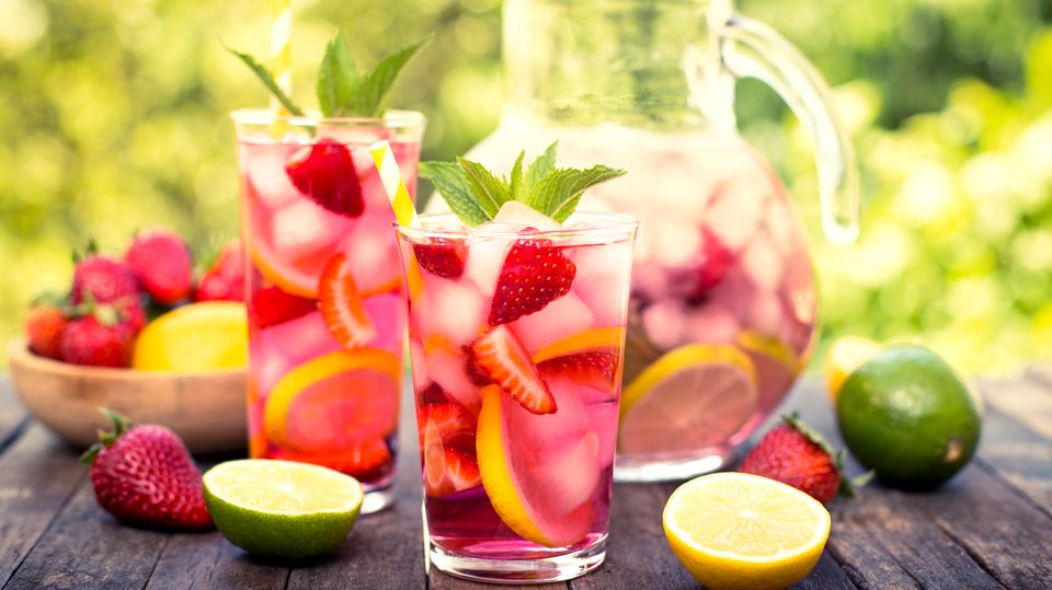 Rosa Limonade mit Zitrone, Limette und Erdbeeren