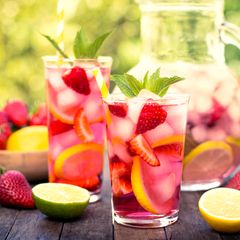 Rosa Limonade mit Zitrone, Limette und Erdbeeren