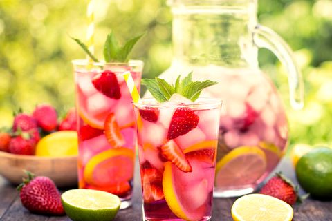 Rosa Limonade mit Zitrone, Limette und Erdbeeren