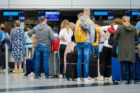 Lange Warteschlangen: Viel Geduld benötigen Flugreisende im Sommer 2022