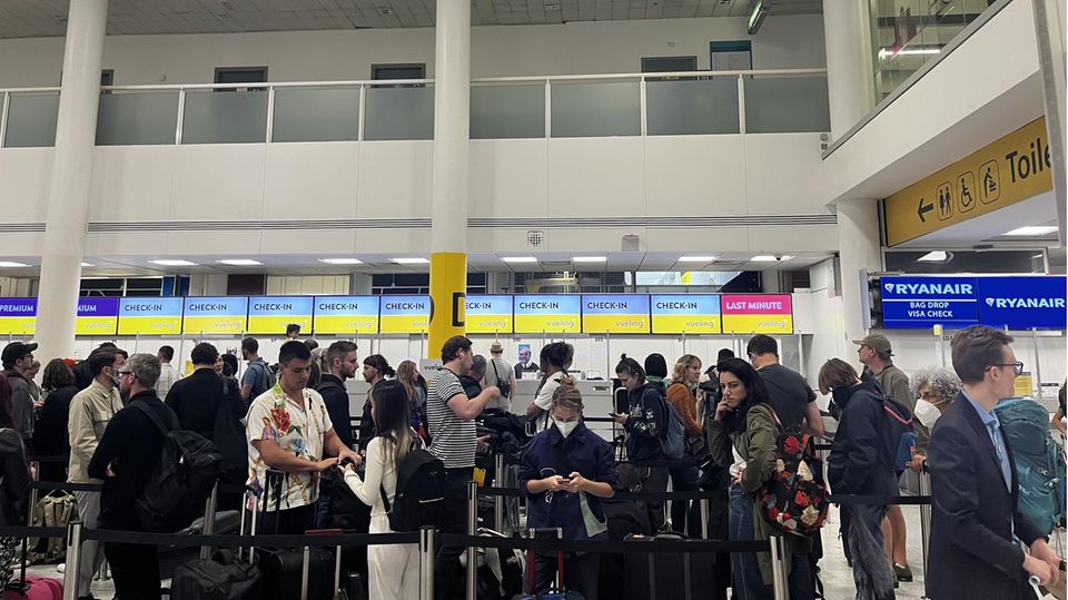 Großbritannien Flughafen London Schlange am Check-in am Flughafen London-Gatwick