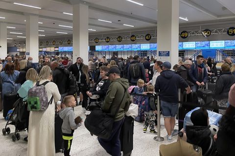 Warteschlange am Flughafen Manchester in Großbritannien