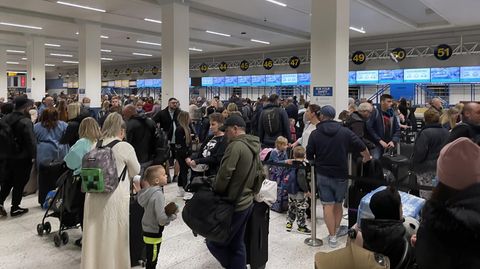 Warteschlange am Flughafen Manchester in Großbritannien