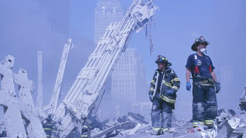Feuerwehrleute in den Trümmern am 11. September 2001