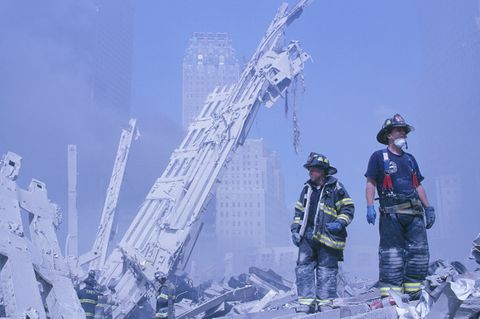 Feuerwehrleute in den Trümmern am 11. September 2001