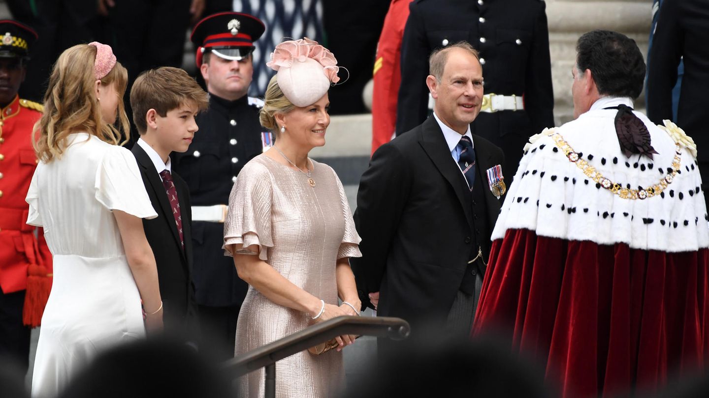 Prinz Edward, jüngster Sohn der Queen, kam mit seiner Frau Sophie und den beiden gemeinsamen Kindern Lady Louise Windsor und James, Viscount Severn.