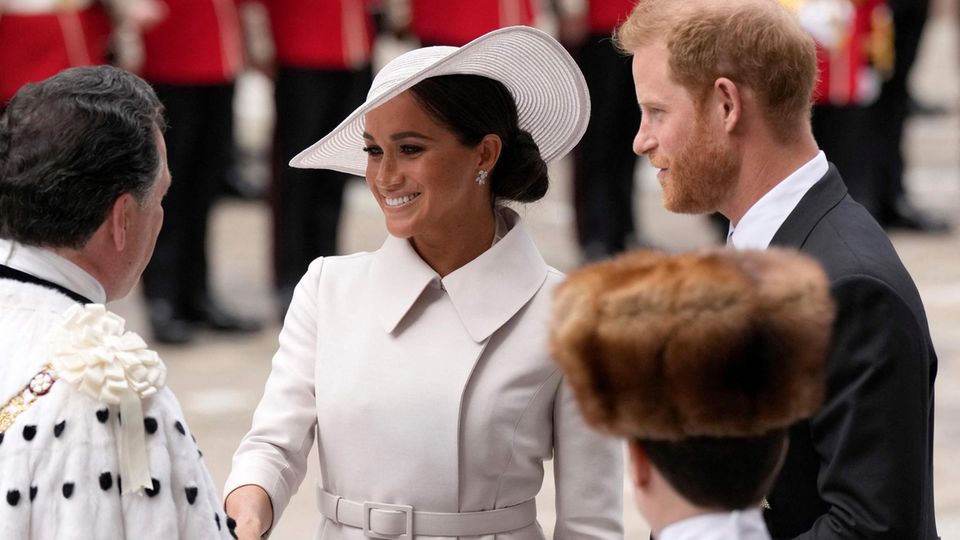 Prince Harry and his wife Meghan, along with other members of the Royal Family, were greeted with jubilation before the thanksgiving service in honor of the Queen.  Harry wore his military insignia to the event at London's St Paul's Cathedral, while Meghan appeared in a cream coat dress (by Dior) and hat.  It is the couple's first official appearance at the Queen's Jubilee, for which they traveled to London from the United States with their children.  And it is the first appointment together at an official royal event since her retirement from the British royal family.