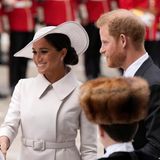 Prinz Harry und seine Frau Meghan sind neben anderen Mitgliedern der Royal Family mit Jubel vor dem Dankgottesdienst zu Ehren der Queen empfangen worden. Harry trug bei der Veranstaltung in der Londoner Kathedrale St Paul's seine militärischen Abzeichen, Meghan erschien im cremefarbenen Mantelkleid (von Dior) mit Hut. Es ist der erste offizielle Auftritt des Paares beim Thronjubiläum der Queen, zu dem die beiden mit ihren Kindern aus den USA nach London gereist sind. Und es ist der erste gemeinsame Termin bei einem offiziellen royalen Event seit ihrem Rückzug aus dem britischen Königshaus.