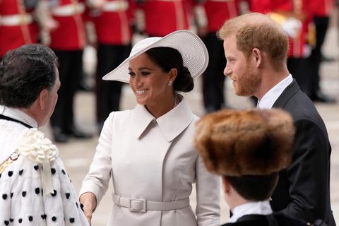 Prinz Harry und seine Frau Meghan sind neben anderen Mitgliedern der Royal Family mit Jubel vor dem Dankgottesdienst zu Ehren der Queen empfangen worden. Harry trug bei der Veranstaltung in der Londoner Kathedrale St Paul's seine militärischen Abzeichen, Meghan erschien im cremefarbenen Mantelkleid (von Dior) mit Hut. Es ist der erste offizielle Auftritt des Paares beim Thronjubiläum der Queen, zu dem die beiden mit ihren Kindern aus den USA nach London gereist sind. Und es ist der erste gemeinsame Termin bei einem offiziellen royalen Event seit ihrem Rückzug aus dem britischen Königshaus.