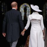 Hand in Hand gingen Harry und Meghan in die Kathedrale St Paul's, wo der Dankgottesdienst zu Ehren der Queen stattfindet. In dem Gotteshaus hatten Harrys Eltern, Prinz Charles und Prinzessin Diana, im Juli 1981 geheiratet.