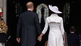 Hand in Hand gingen Harry und Meghan in die Kathedrale St Paul's, wo der Dankgottesdienst zu Ehren der Queen stattfindet. In dem Gotteshaus hatten Harrys Eltern, Prinz Charles und Prinzessin Diana, im Juli 1981 geheiratet.