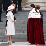 Die Militärparade "Trooping the Colour" zu Ehren der Queen verfolgten Harry und Meghan am Donnerstag im Hintergrund. Auf den Balkon des Buckingham Palastes durften nur Mitglieder, die aktuell aktiv für die Königsfamilie arbeiten. Harry und Meghan hatten dem Königshaus 2020 den Rücken gekehrt, um ein privateres Leben in den USA zu führen.