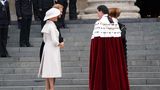 Die Militärparade "Trooping the Colour" zu Ehren der Queen verfolgten Harry und Meghan am Donnerstag im Hintergrund. Auf den Balkon des Buckingham Palastes durften nur Mitglieder, die aktuell aktiv für die Königsfamilie arbeiten. Harry und Meghan hatten dem Königshaus 2020 den Rücken gekehrt, um ein privateres Leben in den USA zu führen.