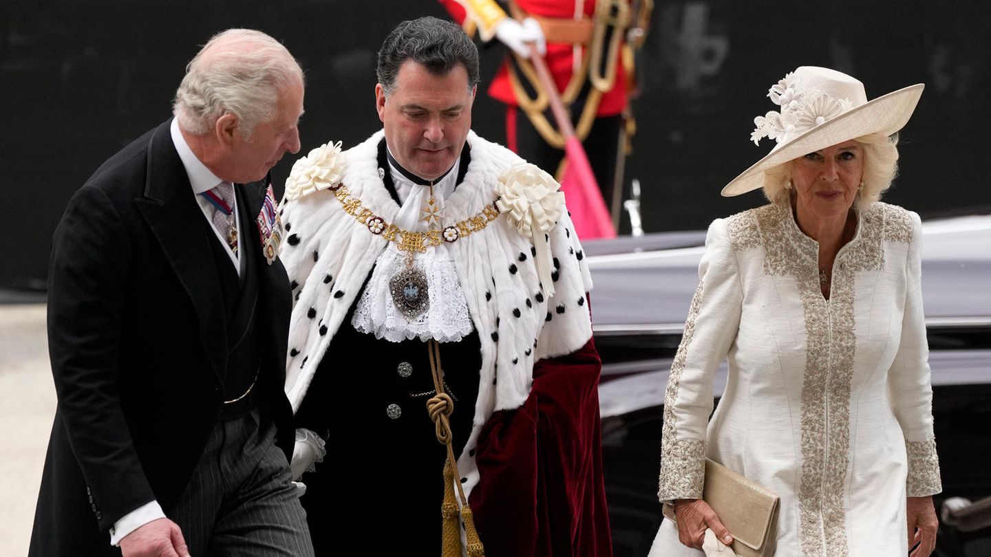 Prinz Charles und seine Frau Camilla. Da die Queen den Gottesdienst kurzfristig aus gesundheitlichen Gründen absagen musste, kommt dem Thronfolger nun die Rolle ihres Vertreters zu.