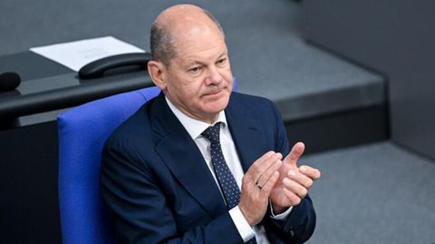 Bundeskanzler Olaf Scholz (SPD) sitzt in der Regierungsbank