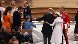 In der Kirche nehmen Harry und Meghan in der zweiten Reihe Platz, neben Harrys Cousinen Eugenie und Beatrice und deren Männern.