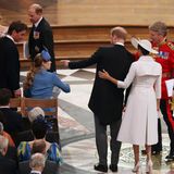 In der Kirche nehmen Harry und Meghan in der zweiten Reihe Platz, neben Harrys Cousinen Eugenie und Beatrice und deren Männern.