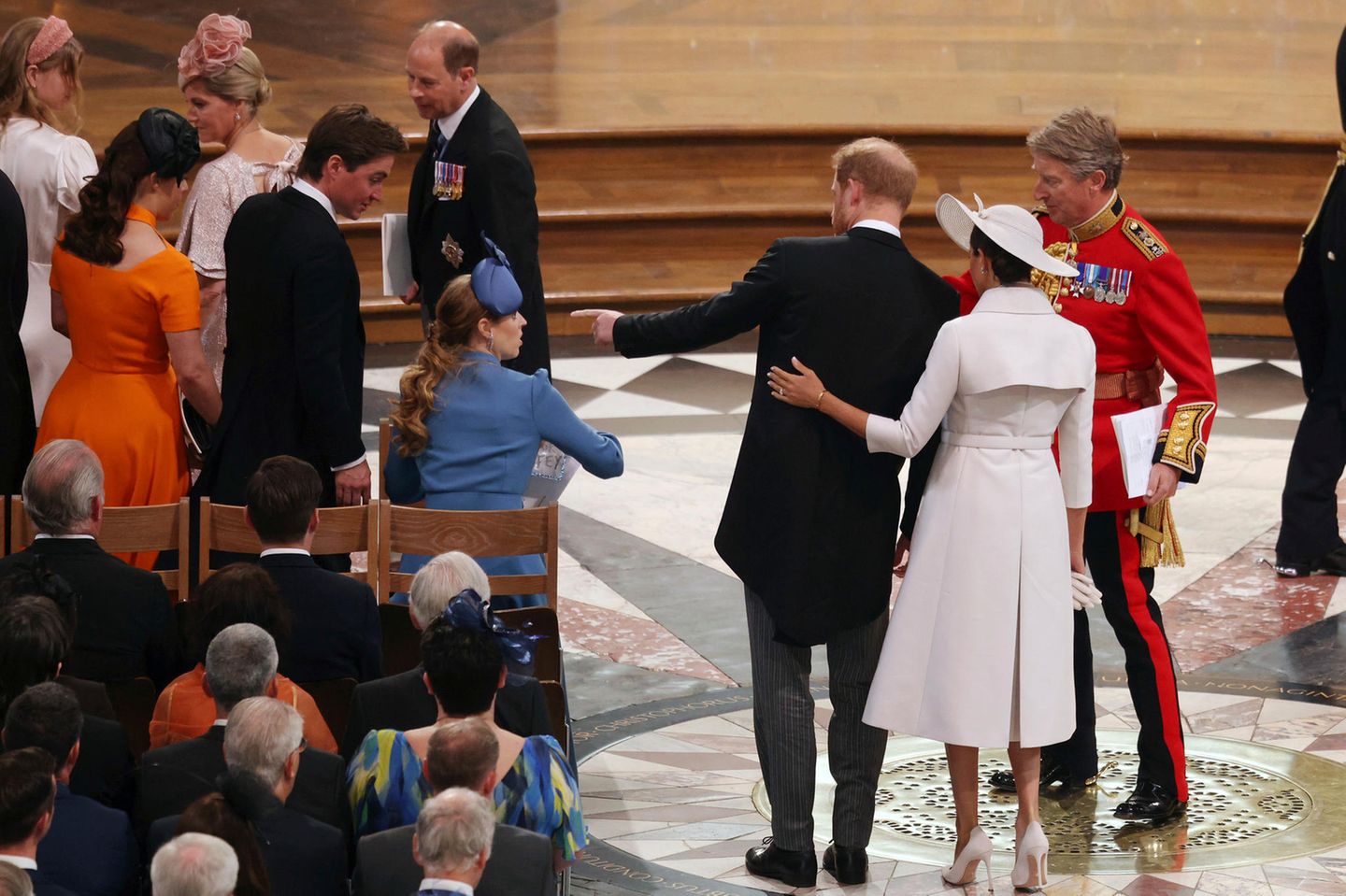 In der Kirche nehmen Harry und Meghan in der zweiten Reihe Platz, neben Harrys Cousinen Eugenie und Beatrice und deren Männern.