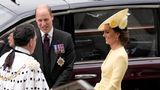 Kates Kleid stammt von einer ihrer Lieblings-Designerinnen, der Britin Emilia Wickstead. Hutmacher Philip Treacy entwarf dazu eine Kreation mit großen Blumen. Die Pumps der 40-Jährigen sind von Gianvito Rossi und wurden von Kate schon zu mehreren Anlässen getragen.