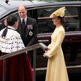 Kates Kleid stammt von einer ihrer Lieblings-Designerinnen, der Britin Emilia Wickstead. Hutmacher Philip Treacy entwarf dazu eine Kreation mit großen Blumen. Die Pumps der 40-Jährigen sind von Gianvito Rossi und wurden von Kate schon zu mehreren Anlässen getragen.