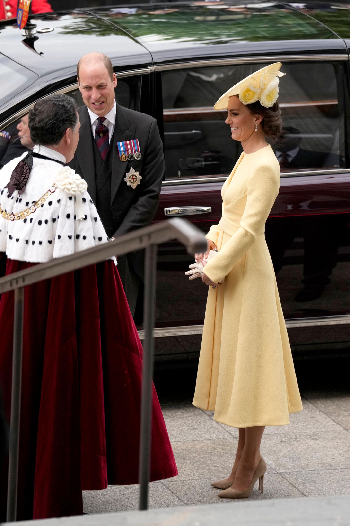 70-jähriges Thronjubiläum: Kates Kleid stammt von einer ihrer Lieblings-Designerinnen, der Britin Emilia Wickstead. Hutmacher Philip Treacy entwarf dazu eine Kreation mit großen Blumen. Die Pumps der 40-Jährigen sind von Gianvito Rossi und wurden von Kate schon zu mehreren Anlässen getragen. Kates Kleid stammt von einer ihrer Lieblings-Designerinnen, der Britin Emilia Wickstead. Hutmacher Philip Treacy entwarf dazu eine Kreation mit großen Blumen. Die Pumps der 40-Jährigen sind von Gianvito Rossi und wurden von Kate schon zu mehreren Anlässen getragen.
