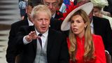 Der britische Premierminister Boris Johnson und seine Frau Carrie. Der 57-Jährige ist bei seiner Ankunft vor der St. Paul's Kathedrale ausgebuht worden. Johnson steht wegen der "Partygate"-Affäre um Lockdown-Partys in der Downing Street innenpolitisch immens unter Druck.