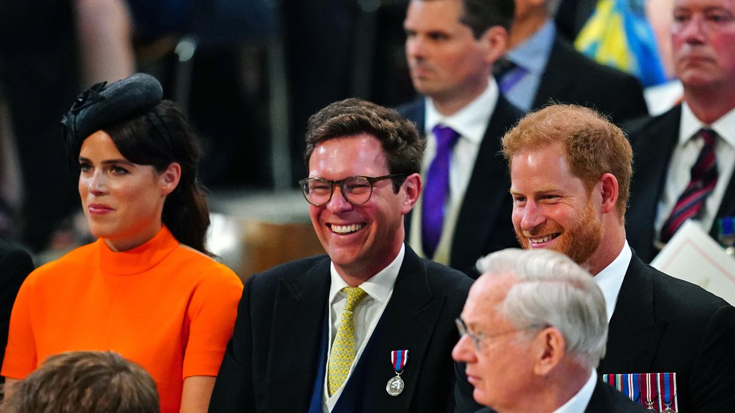 Prinz Harry gut gelaunt neben seiner Cousine Prinzessin Eugenie und deren Mann Jack Brooksbank
