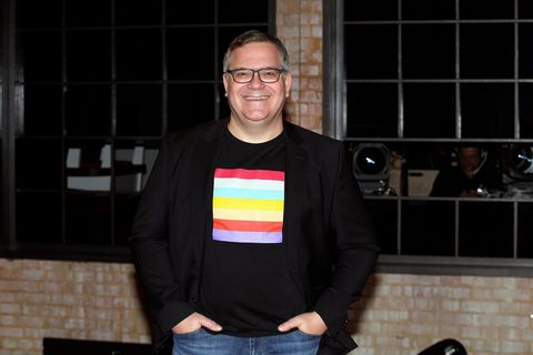 Moderator Elton, 51